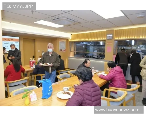 足球球星食堂揭秘：明星球员的营养餐单与饮食习惯分析